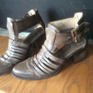 Freebird Blake Grey Cut-Out Booties~9 (Fits Large)
